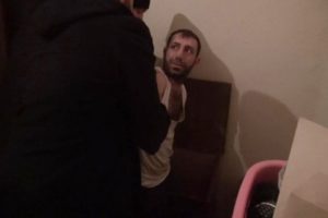 Aranan uyuşturucu taciri &ccedil;eyiz sandığında yakalandı
