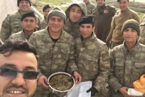 Mehmet&ccedil;ik'e koli koli yemek i&ccedil;in 'a&ccedil;ıklama'
