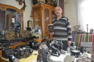 30 yıldır antika eşya biriktiriyor
