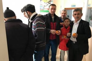Bursa'da &ccedil;ift&ccedil;iler &ccedil;ayını i&ccedil;ip meyvesini yerken, memurlar işlerini halletti