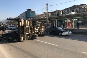 Bursa'da hurda demir y&uuml;kl&uuml; kamyonet devrildi: 1 kişi yaralandı