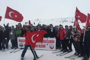 T&uuml;rk bayrakları ve Afrin pankartı ile kayak