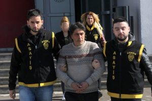 Eşiyle bir olup, 10 yıl &ccedil;alıştığı tatlıcıdan fıstık &ccedil;aldı