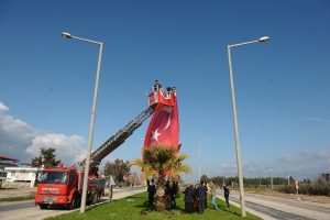 Hatay'da Mehmet&ccedil;iğin ge&ccedil;iş g&uuml;zergahlarına dev T&uuml;rk bayrakları asıldı
