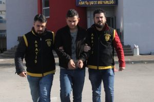 Doktor ve &ccedil;ift&ccedil;iyi 265 bin lira dolandıran sahte polis tutuklandı
