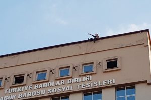 8 katlı binanın &ccedil;atısına &ccedil;ıkarak intihara kalkıştı