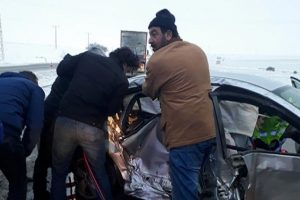 Kırşehir'de otomobil ile tır &ccedil;arpıştı: 1 &ouml;l&uuml;, 4 yaralı