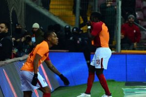 Gomis'ten 'Para' g&ouml;ndermesi