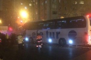 Yolcu otob&uuml;s&uuml; karşı şeride ge&ccedil;ti: 6 yaralı