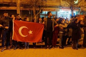 Askeri konvoya sevgi g&ouml;sterisi