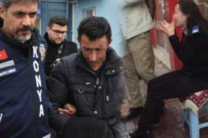 Y&uuml;z&uuml;ne tuz ruhu attı ama ondan şikayet&ccedil;i olmadı!