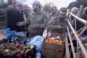T&uuml;rkmen savaş&ccedil;ılar yardım malzemelerini dağıttı
