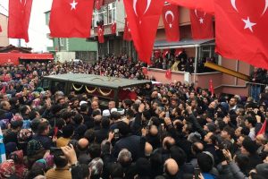 Şehit eşinin &uuml;niformasıyla tabut başında g&ouml;zyaşı d&ouml;kt&uuml;