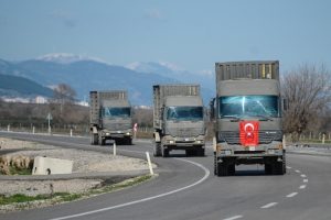 Sınıra askeri sevkiyat s&uuml;r&uuml;yor