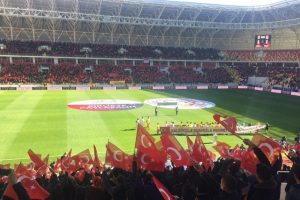 Seyircilere T&uuml;rk Bayrağı dağıtıldı