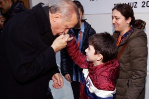 Erdoğan, şehit polisin ailesi ile g&ouml;r&uuml;şt&uuml;