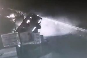 Minib&uuml;s nehre u&ccedil;tu: 13 &ouml;l&uuml;