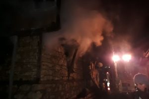Yaşlı &ccedil;ift yanarak can verdi