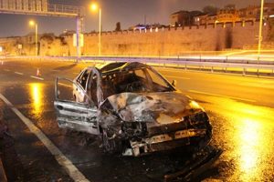Polis aracına &ccedil;arpan otomobil yandı