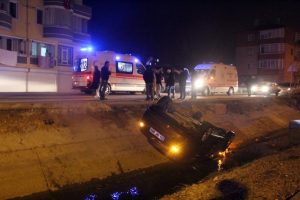 Kontrolden &ccedil;ıkan otomobil su kanalına u&ccedil;tu