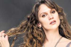 Farah Zeynep Abdullah sesiyle b&uuml;y&uuml;ledi
