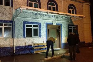 Caminin kapısına kurşun isabet etti