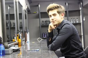 Bursa'da 17 yaşında patron oldu, yanında 2 kişi &ccedil;alıştırıyor