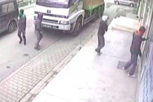 G&uuml;nd&uuml;z herkesin g&ouml;z&uuml; &ouml;n&uuml;nde d&uuml;kkanı soydular