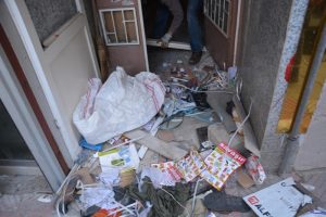 Manisa'da bir evde 2 r&ouml;mork dolusu &ccedil;&ouml;p &ccedil;ıktı