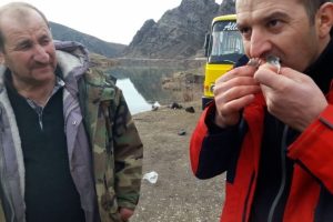 Barajda tuttuğu balığı &ccedil;iğ yedi