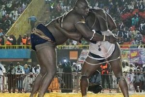 Senegal'de kum g&uuml;reşi şampiyonası renkli g&ouml;r&uuml;nt&uuml;ler oluşturdu