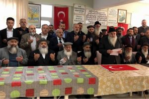 Alevi kanaat &ouml;nderlerinden Mehmet&ccedil;ik'e dua