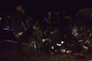 Ara&ccedil;lar kafa kafaya &ccedil;arpıştı: 1 &ouml;l&uuml;, 11 yaralı