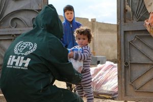 Afrin'den g&ouml;&ccedil; eden ailelere İHH'dan yardım