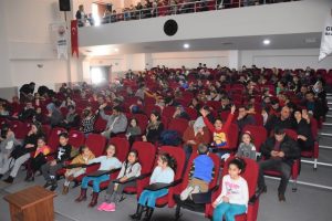 Bursa Gemlikli &ccedil;ocuklar tiyatroya doydu