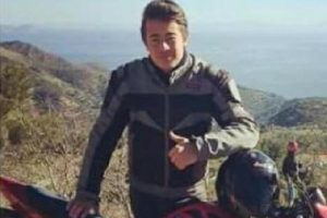 Motosiklet su kanalına u&ccedil;tu: Kask takmayan 2 gen&ccedil; &ouml;ld&uuml;