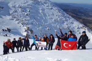 Zirveden Mehmet&ccedil;iğe pankartlı destek