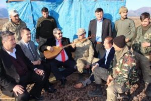 Sınırdaki askerlere saz &ccedil;alıp t&uuml;rk&uuml; s&ouml;yledi