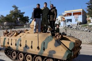 G&uuml;lbaba k&ouml;y&uuml;ndeki vatandaşlardan askerlere sevin&ccedil; g&ouml;sterisi