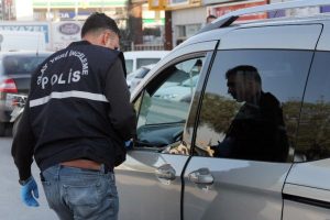 Aracın camını kırıp 35 bin euro &ccedil;aldılar