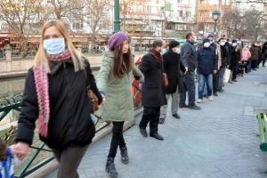 Eskişehir'de k&ouml;m&uuml;rl&uuml; termik santrale karşı zincir oluşturuldu