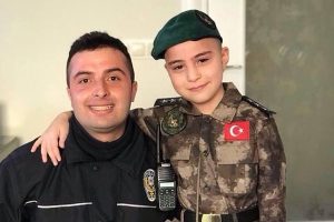 L&ouml;semi hastası k&uuml;&ccedil;&uuml;k Olcay'a polis şefkati