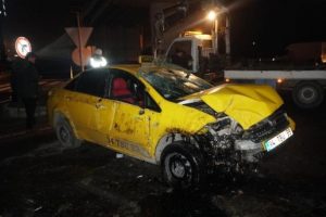 Ka&ccedil;akları taşıyan taksi devrildi: 7 yaralı