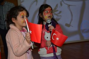 Dicle &Uuml;niversitesi'nde karne şenliği