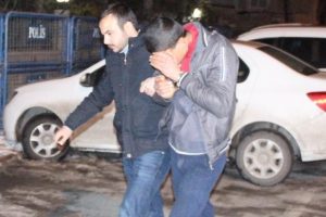 Otomobil &ccedil;alıp, market soymaya kalktılar