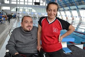 Oğluna hem annelik hem antren&ouml;rl&uuml;k yapıyor