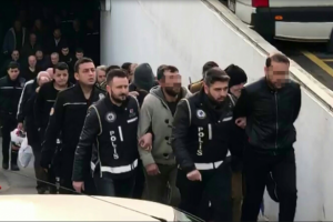 Uluslararası &ccedil;eteye operasyon! Polis evsiz gibi davranıp...