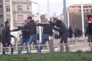 Şehrin g&ouml;beğinde dinlene dinlene kavga!