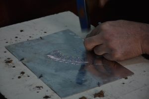 Bakırcı esnafı 'zeytin dalı' fig&uuml;r&uuml; işlemeye başladı