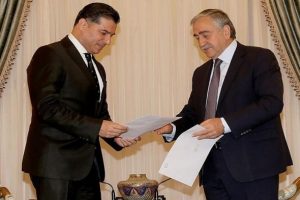 &Ouml;zg&uuml;rg&uuml;n, h&uuml;k&uuml;meti kurma g&ouml;revini Akıncı'ya iade etti